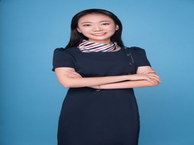 石秋童:美術(shù)，畢業(yè)于四川美術(shù)學(xué)院，成績(jī)優(yōu)異，獲得四川美術(shù)學(xué)院畢業(yè)設(shè)計(jì)學(xué)院獎(jiǎng)，大學(xué)期間在心田美術(shù)兼職兩年，有豐富的教學(xué)經(jīng)驗(yàn)。