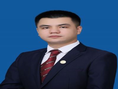榮元長中學(xué)地理教師，畢業(yè)于西南大學(xué)，曾在成都金堂實(shí)驗中學(xué)工作三年，從事高中地理教學(xué)工作。獲得成都市教師微課大賽二等獎，所教高中畢業(yè)班成績優(yōu)異。后就職于深圳，期間外派東南亞兩年，擔(dān)任參加全國聯(lián)考的華僑生、港澳臺學(xué)生地理教學(xué)工作，所負(fù)責(zé)項目組連續(xù)四學(xué)期零投訴。 