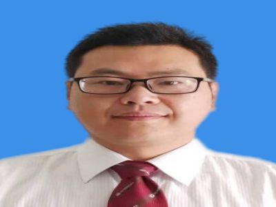 黃健:中學(xué)數(shù)學(xué)一級教師，12年教齡，長期擔(dān)任班主任，帶領(lǐng)過6屆高三參加高考，多名學(xué)生被一流大學(xué)錄取。曾擔(dān)任年級組長、數(shù)學(xué)教研組長，輔導(dǎo)多名學(xué)生在希望杯全國邀請賽和全國數(shù)學(xué)奧賽中獲獎，多次評為校優(yōu)秀班主任、優(yōu)秀教師、骨干教師。獲貴州省六盤水市骨干班主任榮譽(yù)稱號。   六枝特區(qū)第六屆高中數(shù)學(xué)優(yōu)質(zhì)課評委，六盤水市2017屆高中數(shù)學(xué)質(zhì)量監(jiān)測考試命題教師，2018年貴州省普通高中高考評卷教師，并評為優(yōu)秀