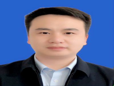 張蜀梁:35歲，中學(xué)一級教師大學(xué)本科，帶過九屆高三，成績優(yōu)異，性格活潑開朗，熱愛寫作。曾獲地市級先進(jìn)班主任、地市級優(yōu)質(zhì)課競賽一等獎、縣級高考先進(jìn)工作者